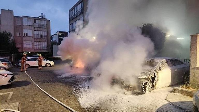يديعوت أحرونوت: أضرار بسيارة في هرتسليا جراء صواريخ أطلقت من غزة