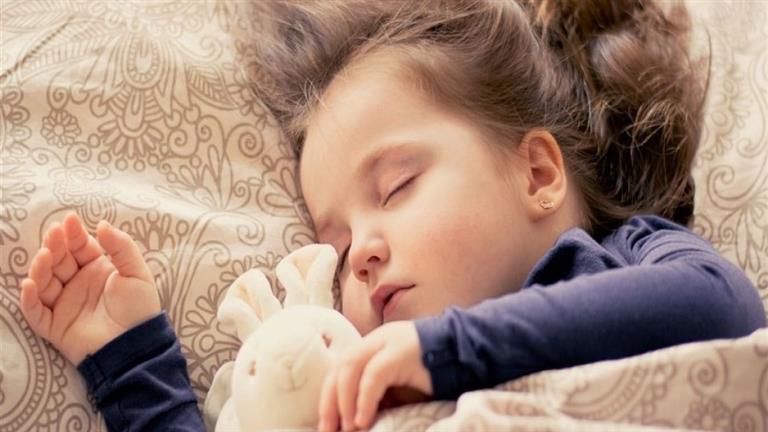 علماء يجيبون.. بماذا يحلم الأطفال والشباب وكبار السن أثناء النوم؟