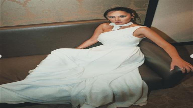 ياسمين رئيس تخضع لجلسة تصوير بفستان أبيض.. والجمهور: "فين العريس؟" (صور)