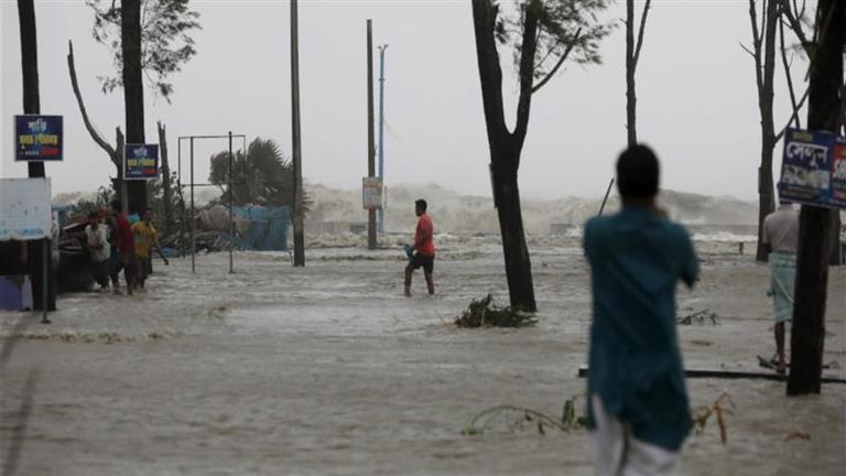 فيديو| "إجلاء 800 شخص".. إعصار مدمر يجتاح قرى ساحلية في بنجلاديش