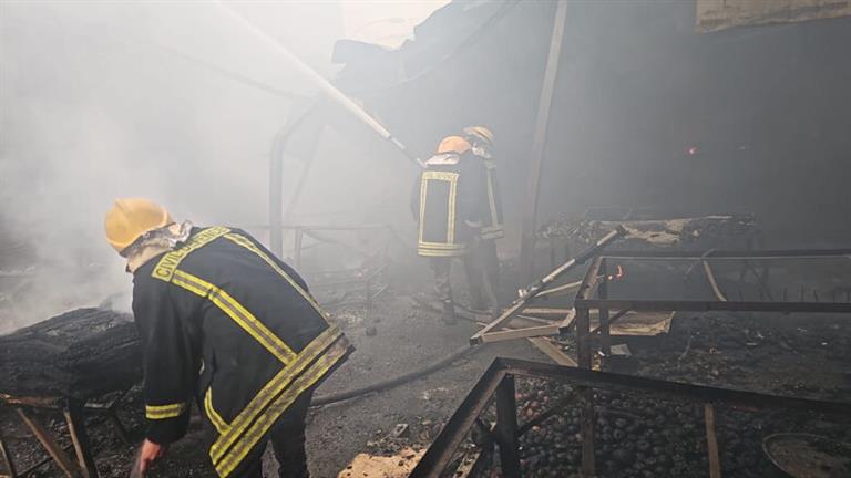 مسؤول فلسطيني: اشتعال النيران في 100 محل تجاري في رام الله جراء قنابل إسرائيلية