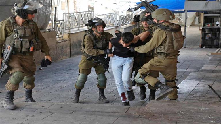 الاحتلال يعتقل 25 فلسطينيًا في الضفة الغربية