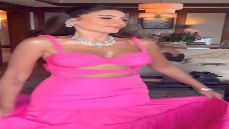 دينا الشربيني تستعرض فستانها بحفل زفاف ياسمين رئيس (صور وفيديو)