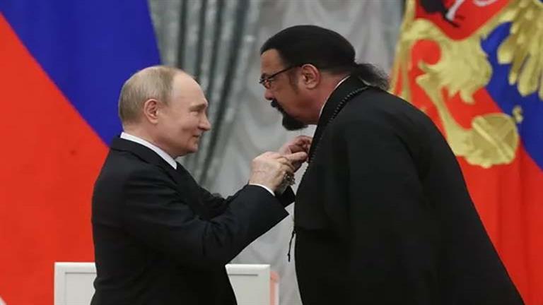 الرئيس الروسي بوتين يمنح"ستيفن سيجال" وسام الصداقة
