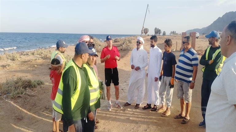 بالصور.. رئيس مدينة دهب يقود حملة نظافة لشاطئ "القحازة" 