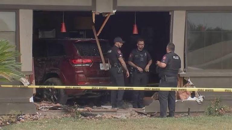 مُسنة تقتحم مطعم بسيارتها.. إصابة 9 أشخاص في ولاية تكساس الأمريكية
