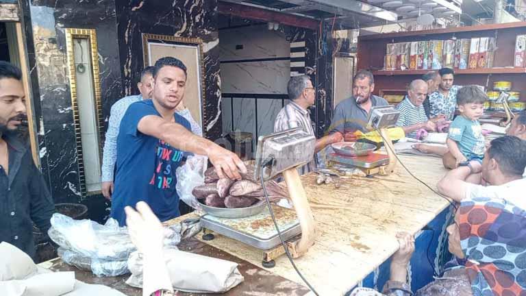  بالصور- أهالي كفر الشيخ يقبلون على شراء الفسيخ.. وبائع: "ربنا ما يقطع للمصريين عادة"