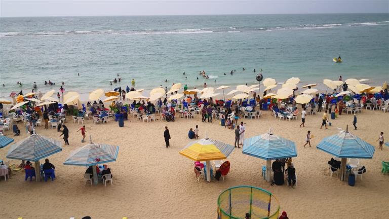 بالصور..شواطئ الإسكندرية ترفع الرايات الحمراء وتحذر من ارتفاع الأمواج 