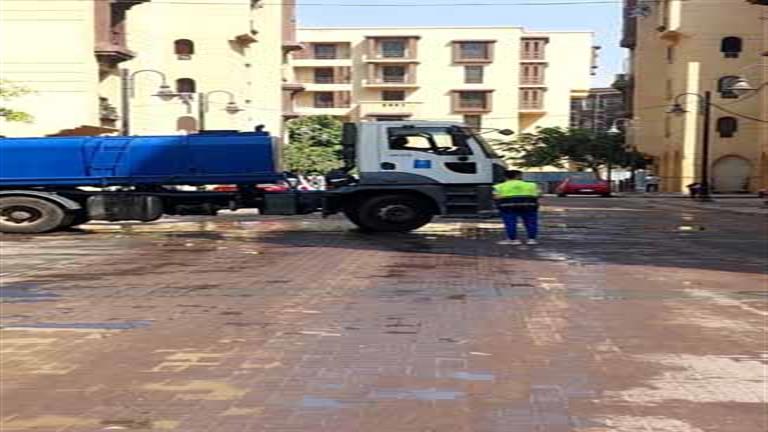 35 صورة أرضية.. غسل شوارع القاهرة وشفط القمامة آليًا قبل شم النسيم