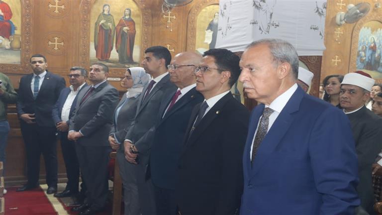 En images : Le gouverneur de Qalyubiya assiste à la glorieuse messe de la Résurrection dans une église