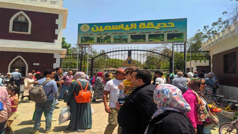 توافد المواطنين على حدائق القناطر للاحتفال بشم النسيم (صور) 
