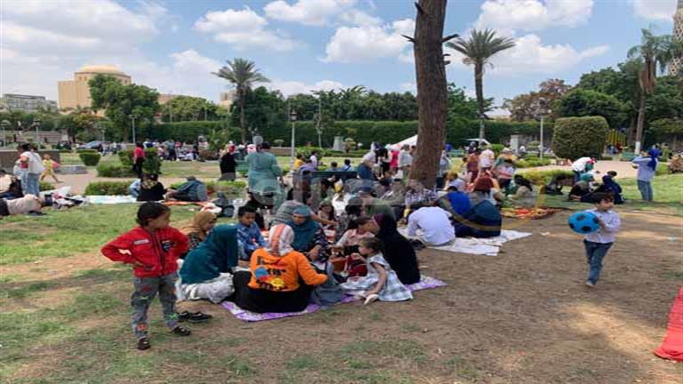 توافد المواطنين على حديقة الحرية للاحفتال بعيد الربيع - صور