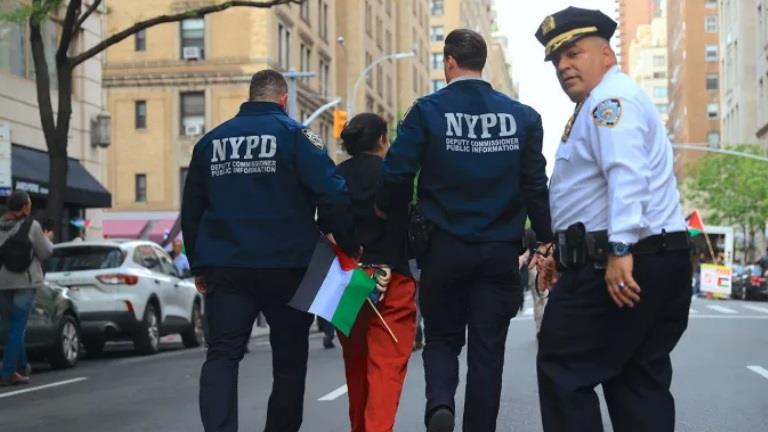 القبض على متظاهرين داعمين للقضية الفلسطينية خارج حفل "ميت جالا" في نيويورك