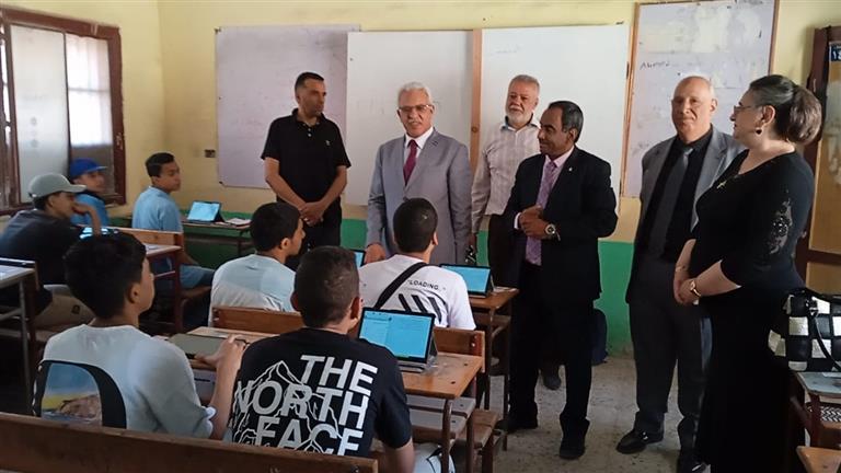 "مفيش مشاكل".. وكيل تعليم القاهرة يحاور طلاب الأول الثانوي عن الامتحانات 