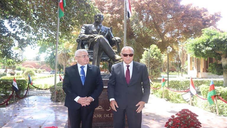 محافظ القليوبية وسفير أذربيجان يضعان إكليل الزهور على النصب التذكاري لمؤسس الدولة