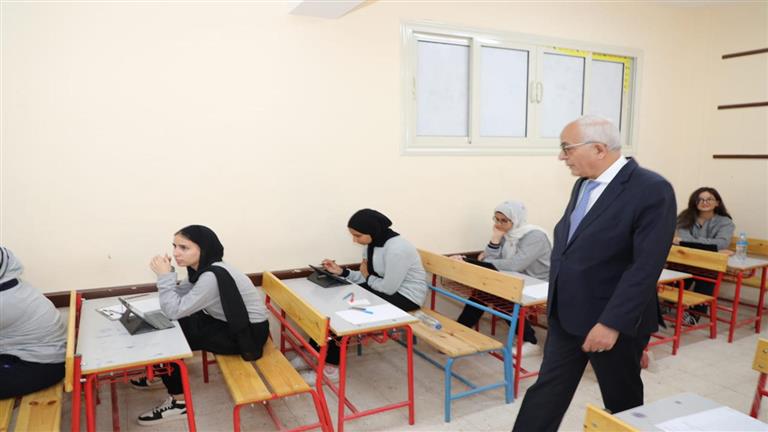 وزير التعليم يتابع امتحانات نهاية العام بمدرسة مصطفى كامل الرسمية لغات- صور