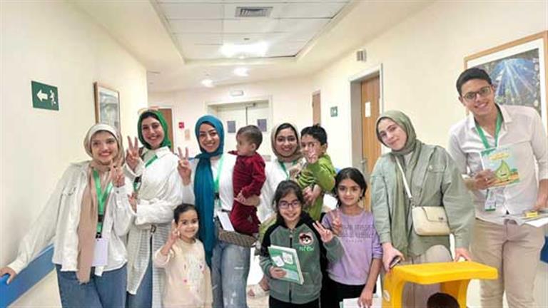 لنشر التوعية بين الأطفال.. طلاب إعلام القاهرة في زيارة لمستشفى الناس