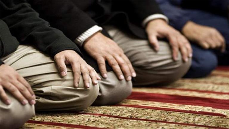 هل تجوز الصلاة خلف إمام المسجد وهو جالس؟.. عالم أزهري يوضح
