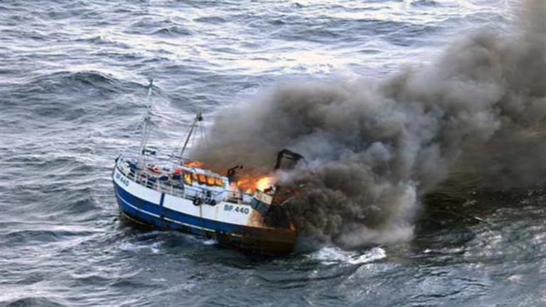 حريق مركب صيد في ميناء الأتكة بالسويس