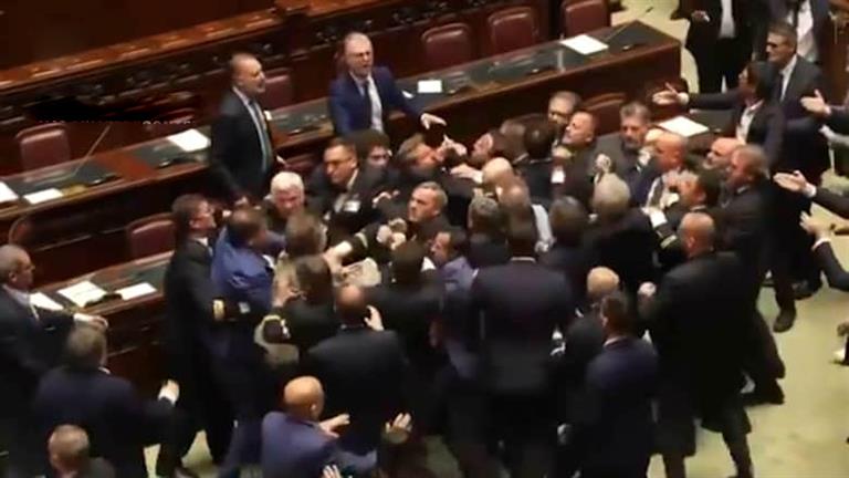 بسبب علم الدولة.. فوضى وعراك بالأيدي داخل البرلمان الإيطالي| فيديو