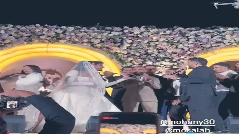 "بالرقص والغناء".. محمد صلاح يشعل حفل زفاف محمد هاني (فيديو وصور)
