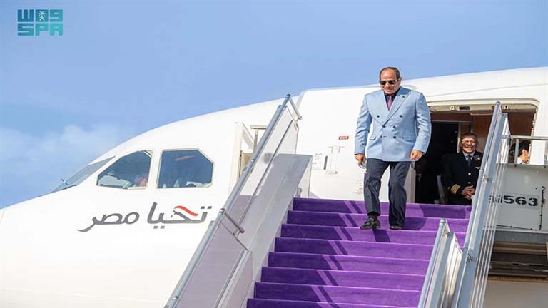 لأداء فريضة الحج.. الرئيس السيسي يصل إلى المدينة المنورة (صور)