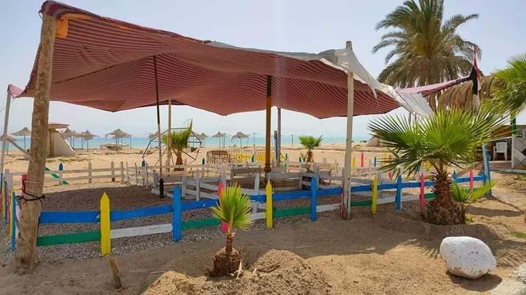 شماسي وكراسي.. تجهيز شواطئ رأس سدر لاستقبال المصيفين فى العيد (صور)