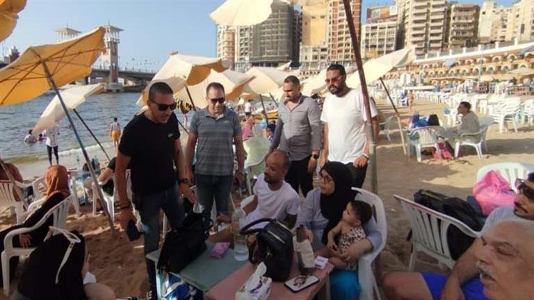 غرف عمليات ومراقبين.. "المصايف" تحكم قبضتها على شواطئ الإسكندرية في العيد (صور)