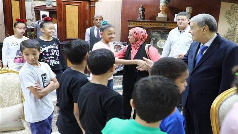 محافظ المنيا يوزع العيدية على أطفال مؤسستي البنين والبنات (صور)