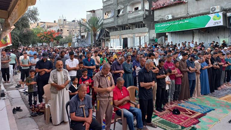 رغم رائحة الموت.. أهالي غزة يؤدون صلاة عيد الأضحى ويتحدون بالاحتفال- صور وفيديو