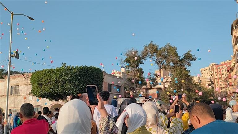عيد الأضحى.. شلالات البالونات ترسم البسمة على وجوه الأطفال ببورسعيد