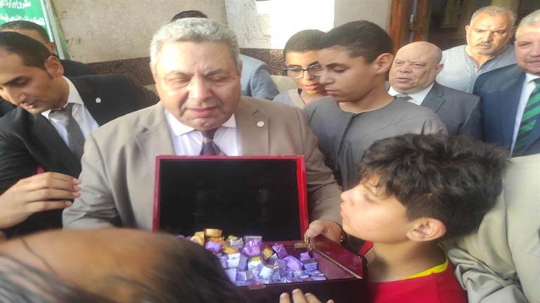بالصور.. مسيحي في البحيرة يوزع الشيكولاتة عقب صلاة عيد الأضحى: "عادة مش هتنقطع"