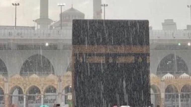 رغم الحر الشديد.. أمطار الرحمة تسقط على المسجد الحرام وسط دعوات الحجيج (فيديو)
