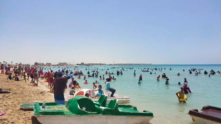 بالصور- توافد آلاف الزوار على شواطئ رأس سدر في ثالث أيام عيد الأضحى