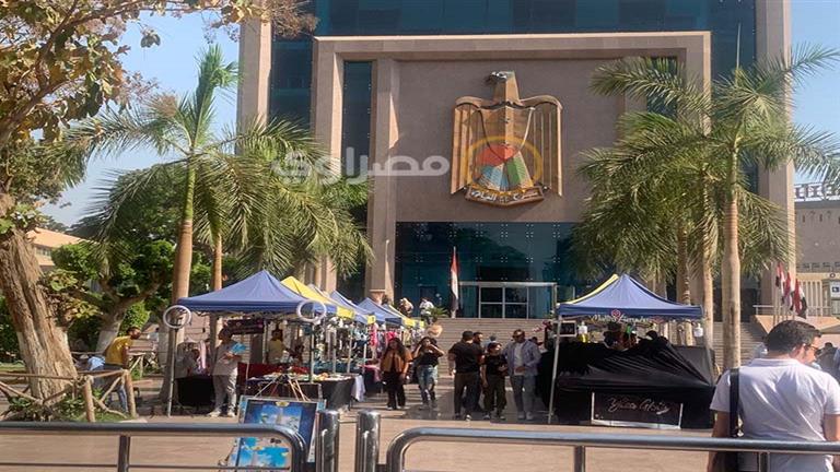 صور ترصد استمرار توافد المواطنين على ساحة برج القاهرة خلال رابع أيام عيد الأضحى المبارك