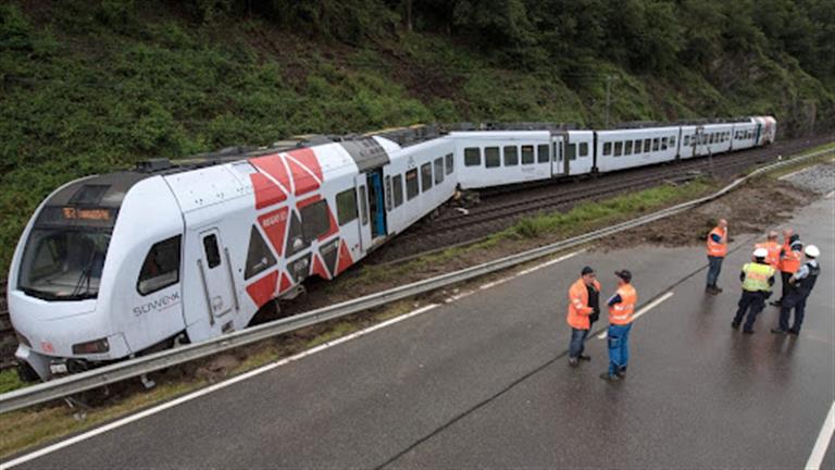 قطار يخرج عن مساره في ألمانيا بعد انهيار أرضي