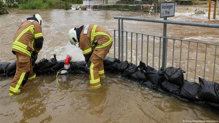 وفاة رجل إطفاء جراء الفيضانات في جنوب ألمانيا