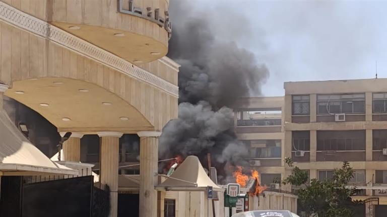"كشك التذاكر ولع".. حريق داخل المجمع الطبي بجامعة طنطا- صور