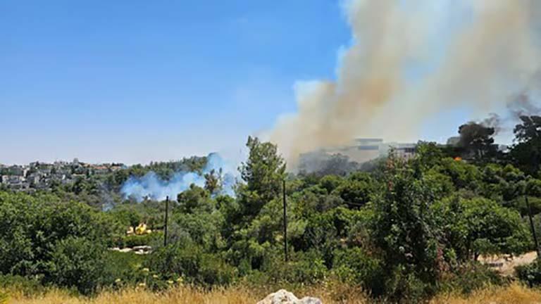 اندلاع حريق قرب الكنيست الإسرائيلي في القدس