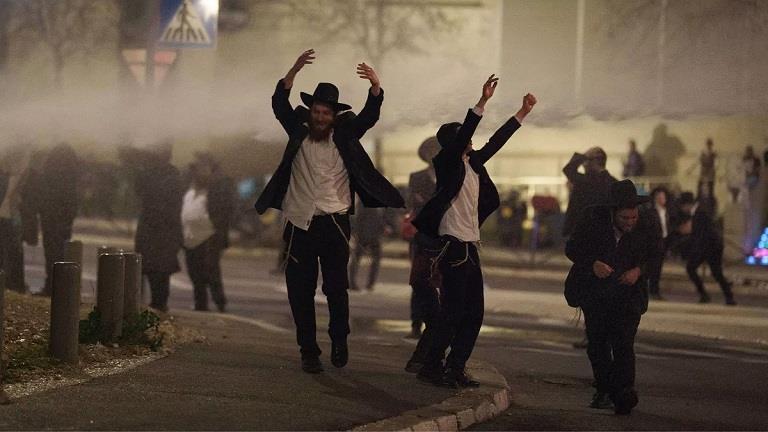 الشرطة الإسرائيلية تعتقل 4 متظاهرين خلال احتجاجات للحريديم بتل أبيب