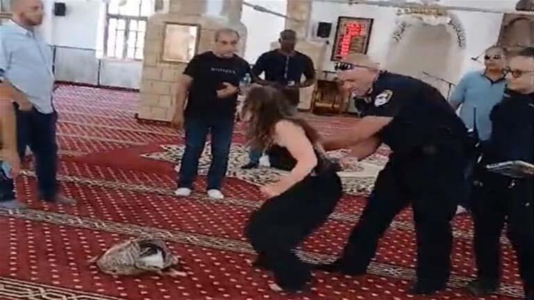 بملابس كاشفة.. سائحة تقتحم مسجداً وتعتلي المنبر وترفض النزول (فيديو)