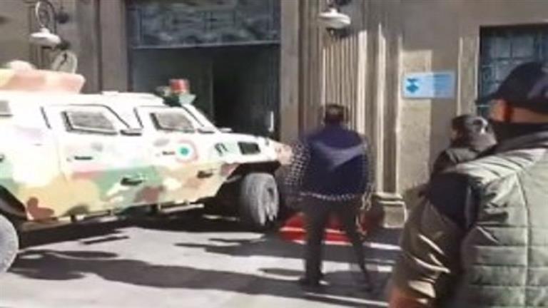 بوادر انقلاب عسكري.. الجيش يقتحم القصر الرئاسي في بوليفيا بالدبابات (فيديو)