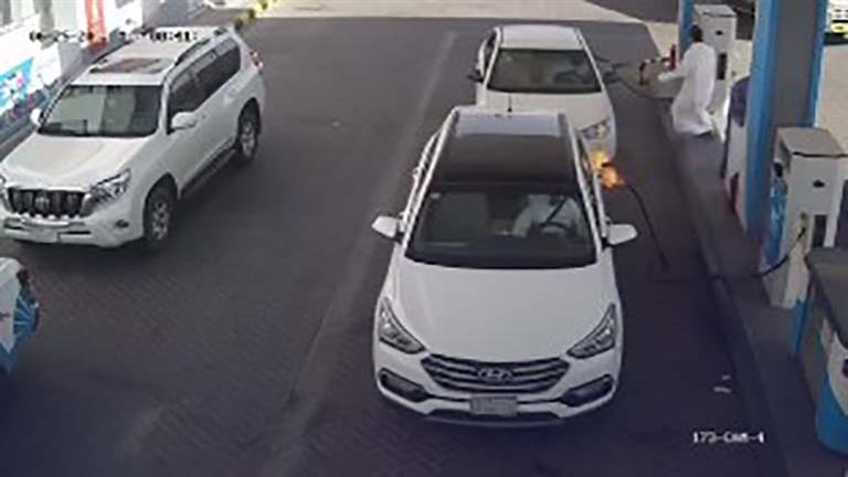 منع كارثة محققة.. مواطن بالسعودية يواجه نيران اندلعت بسيارة في محطة وقود