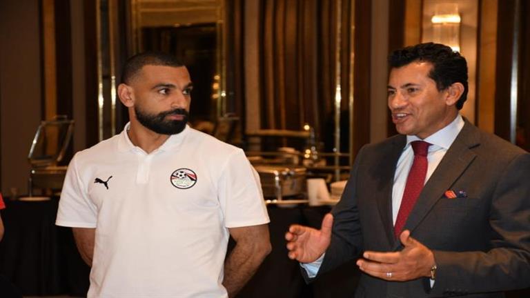محمد صلاح بجانب وزير الشباب والرياضة