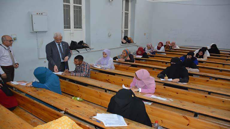 بالصور.. نائب رئيس جامعة أسيوط يتفقد لجان امتحانات كلية الآداب