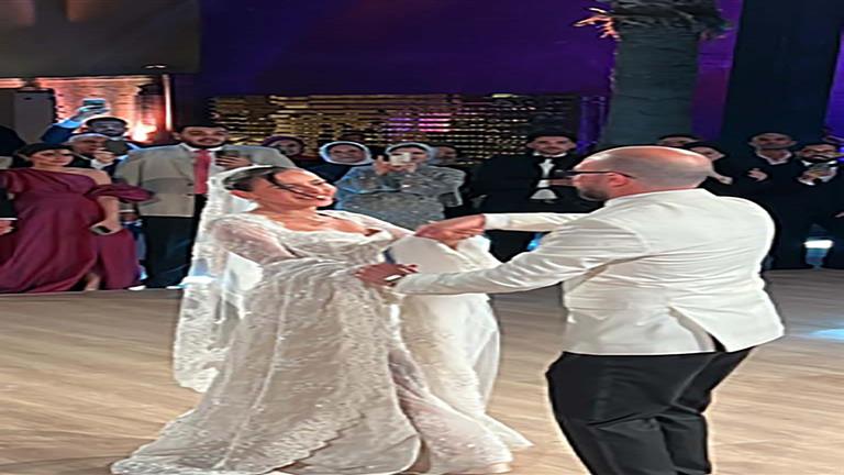 "ايه اليوم الحلو ده".. أحمد سعد يشعل حفل زفاف جميلة عوض (فيديو)