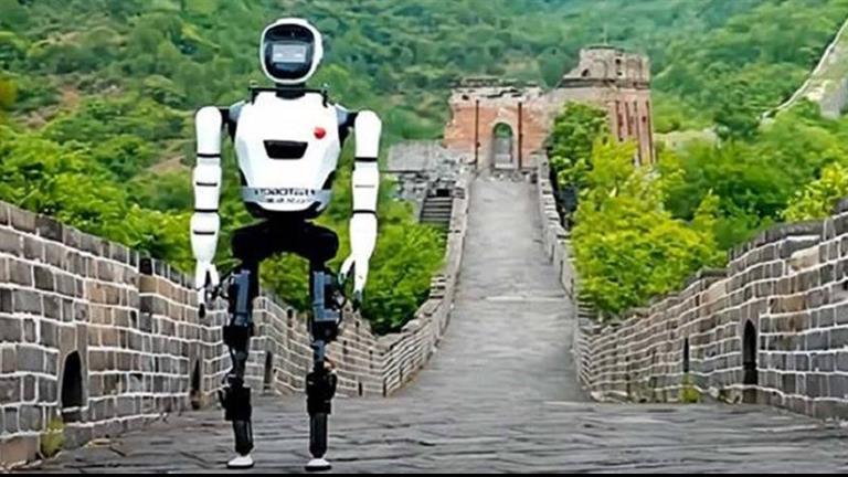 شاهد.. روبوت يسير على سور الصين العظيم ويداعب قطة