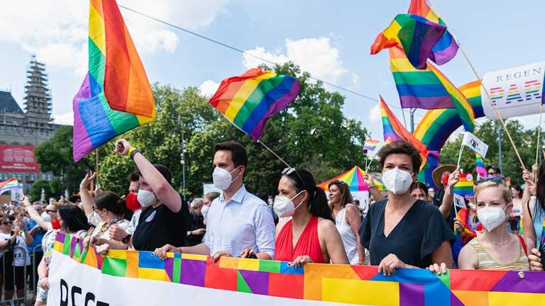 عشرات الآلاف يشاركون في مسيرة للمثلية الجنسية في فيينا