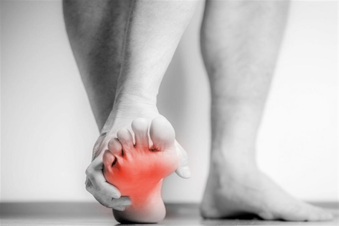انتبه- 6 أعراض تظهر على القدمين تنذر بنقص فيتامين هام بالجسم