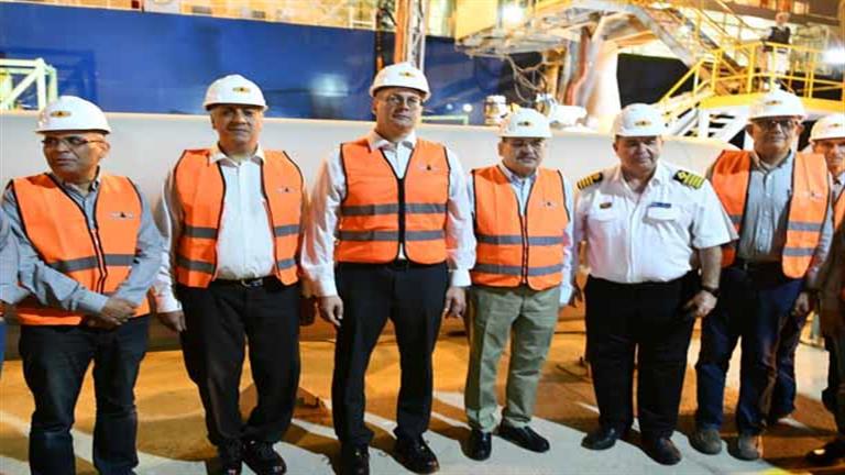 وزير البترول يستقبل أكبر سفينة نقل للمازوت بميناء العين السخنة